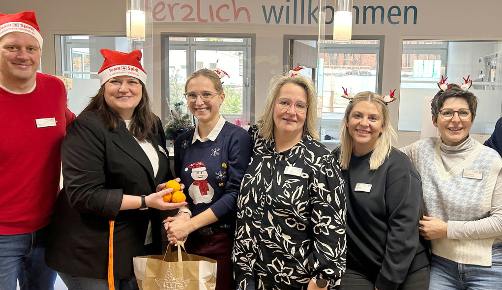 Nikoläuse verteilen Mandarinen an Mitarbeitende Nikoläuse verteilen Mandarinen an Mitarbeitende