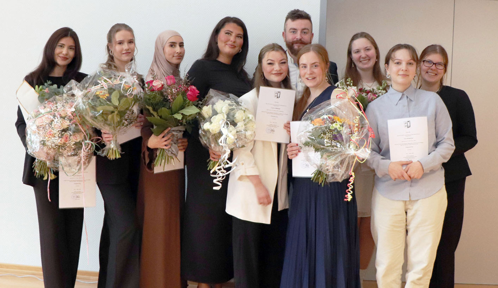 10 Azubis halten ihre Examenszeugnisse und Blumen in der Hand 10 Azubis halten ihre Examenszeugnisse und Blumen in der Hand