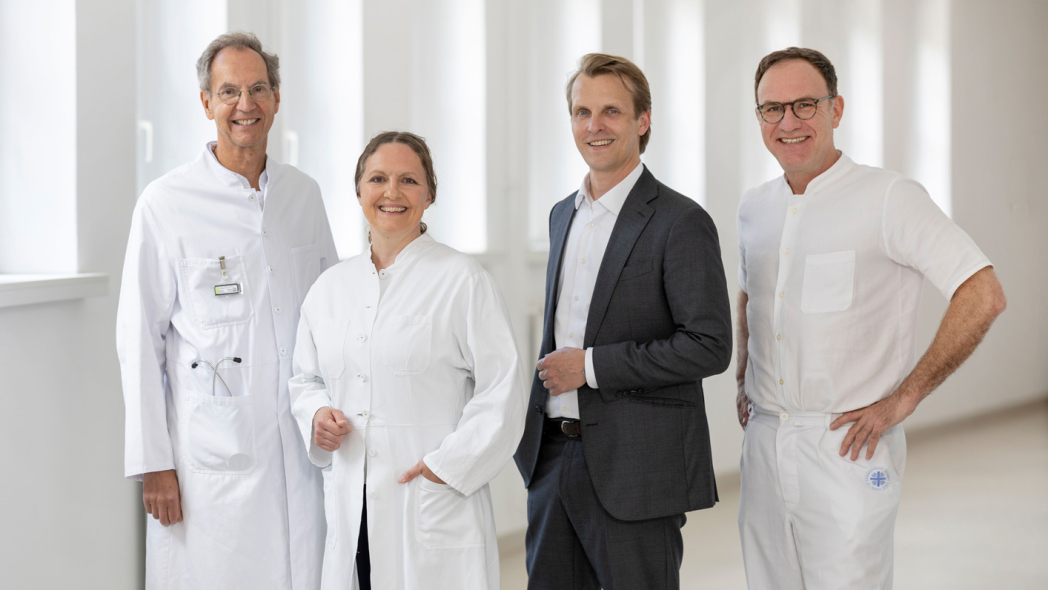 Bild im hellen Flur mit Jäckle, Alegiani, Linke und Strate