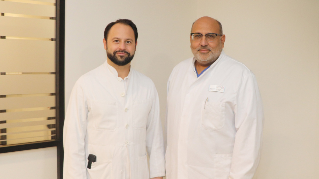 Oberarzt Manuel Altenburg und Departmentleiter Dr. Human Honarpisheh sprechen am 24. November über die robotisch assistiere Operationen von Magen, Bauchspeicheldrüse und Darm im Krankenhaus Reinbek. 