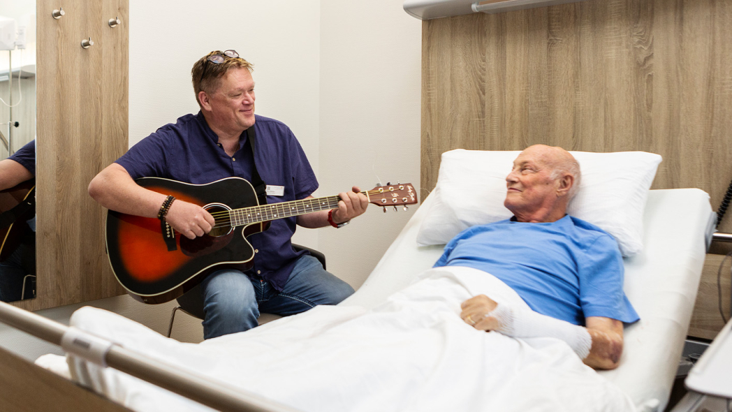 Bülow spielt Gitarre für Patient