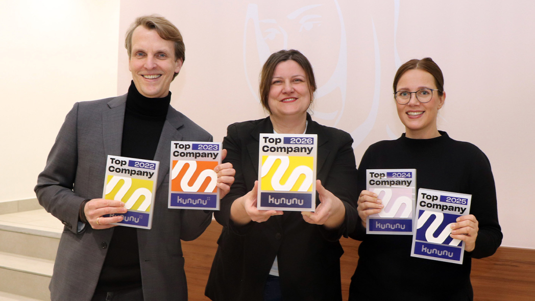 Geschäftsführer Fabian Linke, Personalleiterin Ines Kerßenfischer und Recruiterin Sarah Baudzus und freuen sich über gleich 5 Kununu-Auszeichnungen in Folge für das Krankenhaus Reinbek als Top-Arbeitgeber. Diese Auszeichnung wird weniger als 5 Prozent der Firmen aufgrund der höchsten Mitarbeiter-Zufriedenheit gewährt.  