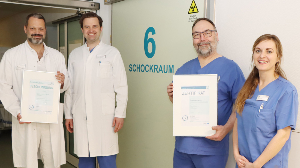 Vor dem Schockraum des Krankenhauses Reinbek freuen sich die Unfallchirurgen Torben Bohne, Dr. Hinrich Heuer, Dr. Mathias Mühlhäuser und die Pflegerische ZNA-Leitung Josephine Mikitta über die fünfte Zertifizierung als Lokales Traumazentrum im Traumanetzwerk Hamburg.