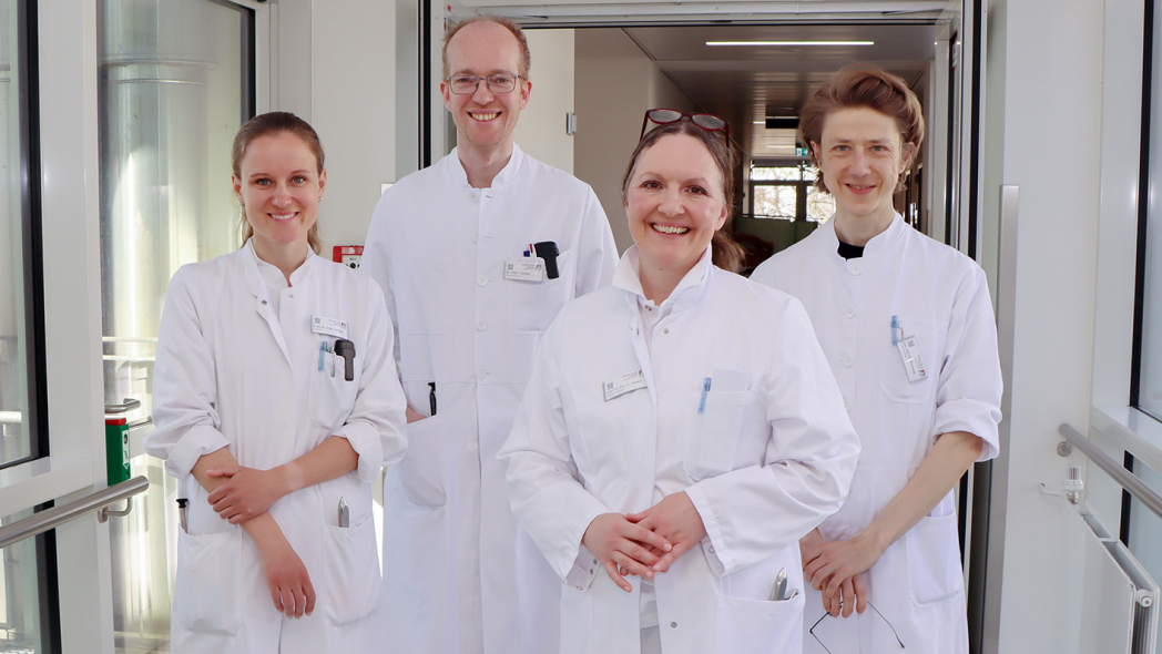 Die renommierte Neurologin und auf Schlaganfälle spezialisierte Chefärztin Privatdozentin Dr. Anna Alegiani (2.v. r.) mit dem Oberarzt-Team ihrer neuen Klinik für Neurologie: Dr. Amelie Hensel, Dr. Felix Fischer und Privatdozent Dr. David Leander Rimmele (r.). Gemeinsam mit vielen anderen Berufsgruppen stellen sie die Rund-um-die-Uhr-Versorgung von Schlaganfall-Patienten im Krankenhaus Reinbek sicher.
