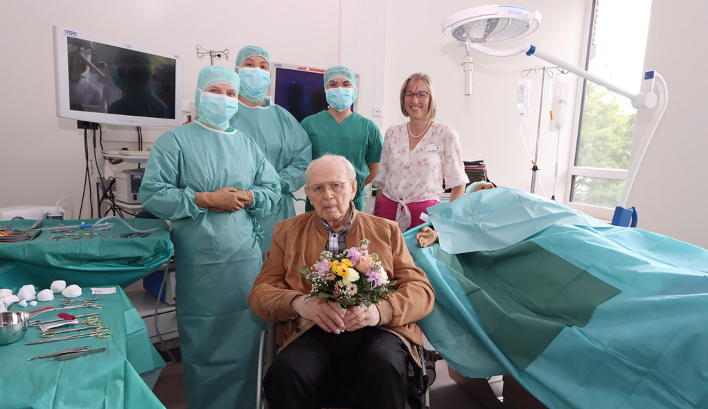 OTA-Azubis und die Schulleitung haben sich beim Spender mit einem Blumenstrauße bedankt