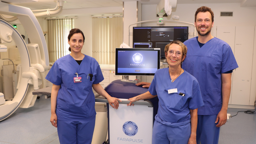 Das Krankenhaus Reinbek St. Adolf-Stift hat sein herzmedizinisches Angebot erweitert: Die schonende Pulsed Field Ablation (Gerät in der Mitte) steht seit Juni für Patientinnen und Patienten mit Vorhofflimmern zur Verfügung. Die Leiterin der Elektrophysiologie Dr. Deniz Altin (links) hat die ersten Eingriffe gemeinsam mit Priv.-Doz. Dr. Bruno Reißmann (rechts) vom Universitären Herz- und Gefäßzentrum Hamburg durchgeführt. Chefärztin Dr. Goldmann (Mitte) ist stolz: „Von Vorhofflimmern Betroffene können sich b