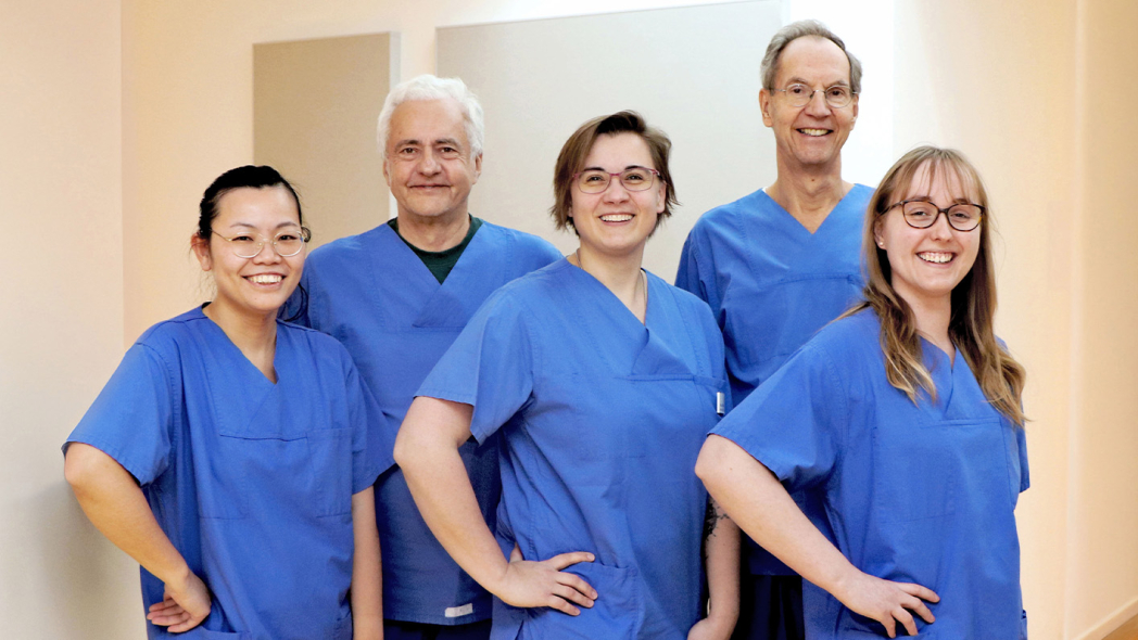 Team Gastroenterologie im CCB Prof. Jäckle und Dr. Stahmer: Der ehemalige Chefarzt am Krankenhauses Reinbek, Prof. Dr. Stefan Jäckle (rechts hinten) und sein Leitender Oberarzt, Dr. Jens Stahmer (links) sind auch nach ihrer offiziellen Berentung als Gastroenterologen aktiv: Sie führen im Elisabethinum MVZ im CCB Bergedorf Magen- und Darmspiegelungen durch. Das MVZ gehört zum St. Adolf-Stift, für die beide mehr als zwanzig Jahre unter anderem in der Endoskopie tätig waren. Praxismanagerin Ulrike Möller (Mitt