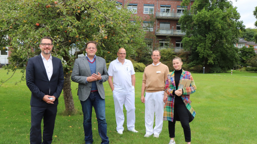 Gruppenbild MdB von Notz im Krankenhaus Reinbek