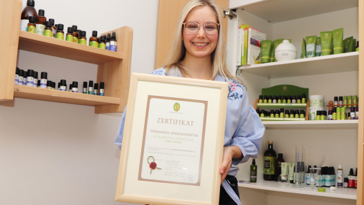 Aromaexpetin Emily Krien mit ihrem Zertifikat