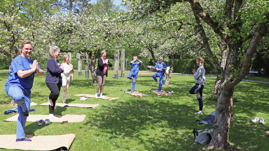 Open-Air-Yoga im Patientengarten