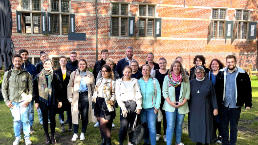 Gruppenbild Einführungstag vorm Schloss Reinbek