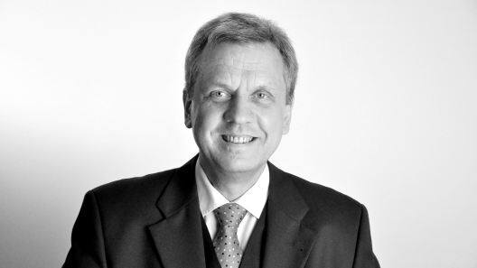 Porträt von Geschäftsführer Lothar Obst in schwarz-weiß