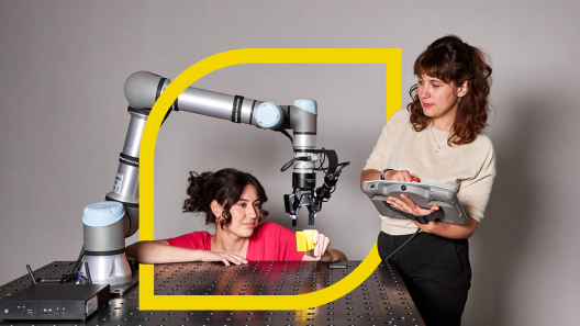 RefiyeDie Moderatorinnen Ellek (l.) und Antonia Lilly Schanze (r.) testen einen Roboterarm