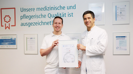 Halten das Zertifikat in den Händen Oberarzt Dr. Tobias Schmidt und Chefarzt Prof. Andreas Niemeier