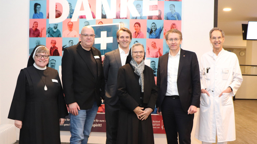Ministerpräsident Daniel Günther mit dem Direktorium und Ordensschwestern des Krankenhauses Reinbek