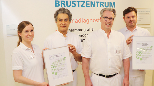 Die Ärzte der Frauenklinik stolz mit ihren Zertifikaten der Deutschen Krebsgesellschaft Die Ärzte der Frauenklinik Noll Alpüstün Schwarz Flurschütz mit Zertifikat