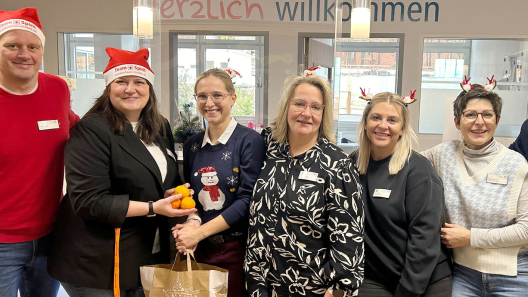 Nikoläuse verteilen Mandarinen an Mitarbeitende