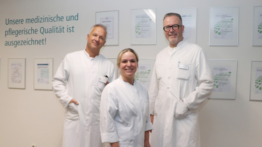 Die beiden Chefärzte der Abteilung für Urologie, Dr. David Marghawal (links) und Dr. Claus Brunken (rechts) sowie Oberärztin Dr. Katharina Mewes (vorn) referieren am Mittwoch, 26. November im St. Adolf-Stift rund um die Prostata. Besonderes Highlight ist ein Showroboter, den die Laien vor und nach den Referaten selbst ausprobieren können.