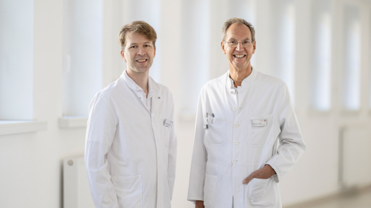 Ehlken und Jäckle Portrait auf dem Flur des Krankenhauses