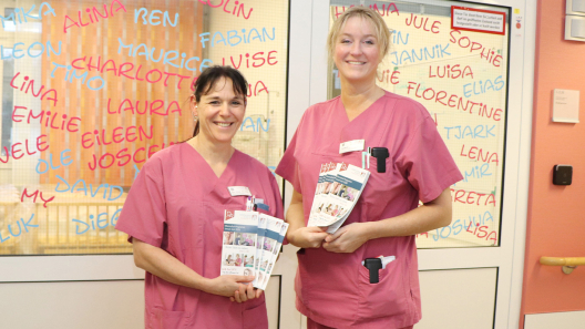v.l.n.r.: Krankenschwester Mandy Sixtus und Stationsleiterin Susanne Wulf auf der Mutter-Kind-Station des St. Adolf-Stiftes mit dem neuen Elternschulprogramm. Schwangere und frisch gebackene Eltern können sich jetzt zu den Kursen der ersten Jahreshälfte anmelden. 