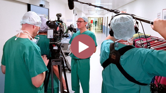 Chefarzt Prof. Tim Strate gab dem Team des NDR Auskunft über die Vorteile und Grenzen von ambulant durchgeführten Operationen. Der Beitrag ist auf Visite zu sehen. 