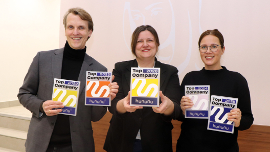 Geschäftsführer Fabian Linke, Personalleiterin Ines Kerßenfischer und Recruiterin Sarah Baudzus und freuen sich über gleich 5 Kununu-Auszeichnungen in Folge für das Krankenhaus Reinbek als Top-Arbeitgeber. Diese Auszeichnung wird weniger als 5 Prozent der Firmen aufgrund der höchsten Mitarbeiter-Zufriedenheit gewährt.  