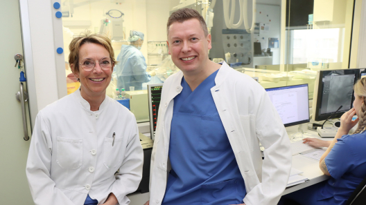 Dr. Britta Goldmann, Chefärztin der Klinik für Kardiologie und Neuzugang Dr. Christian Keller im Reinbeker Herzkatheterlabor