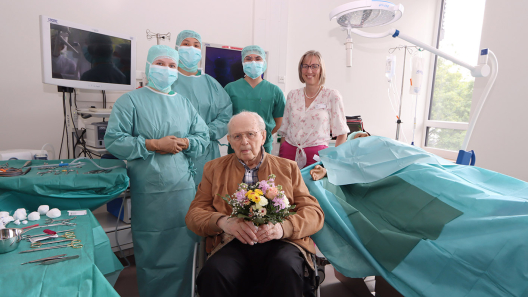 OTA-Azubis und die Schulleitung haben sich beim Spender mit einem Blumenstrauße bedankt
