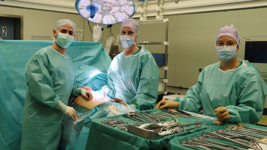 Bild aus OP: Dr. Nina Westphal (LungenClinic Grosshansdorf) (Mitte) und Louai Aghwan (Krankenhaus Reinbek) (links) operieren gemeinsam im OP des St. Adolf-Stift.